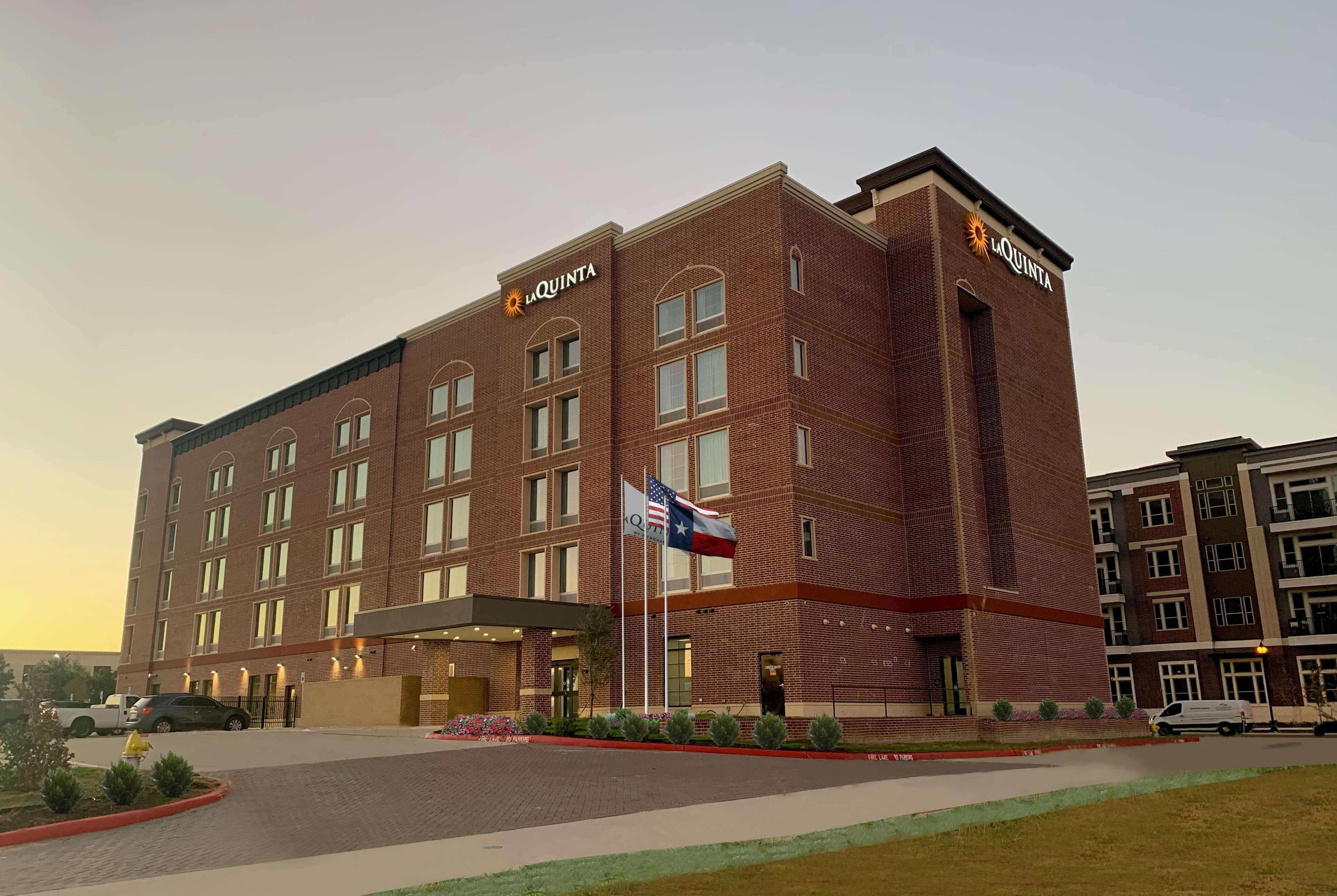 La Quinta Inn & Suites By Wyndham Dallas - Frisco Stadium Exterior photo