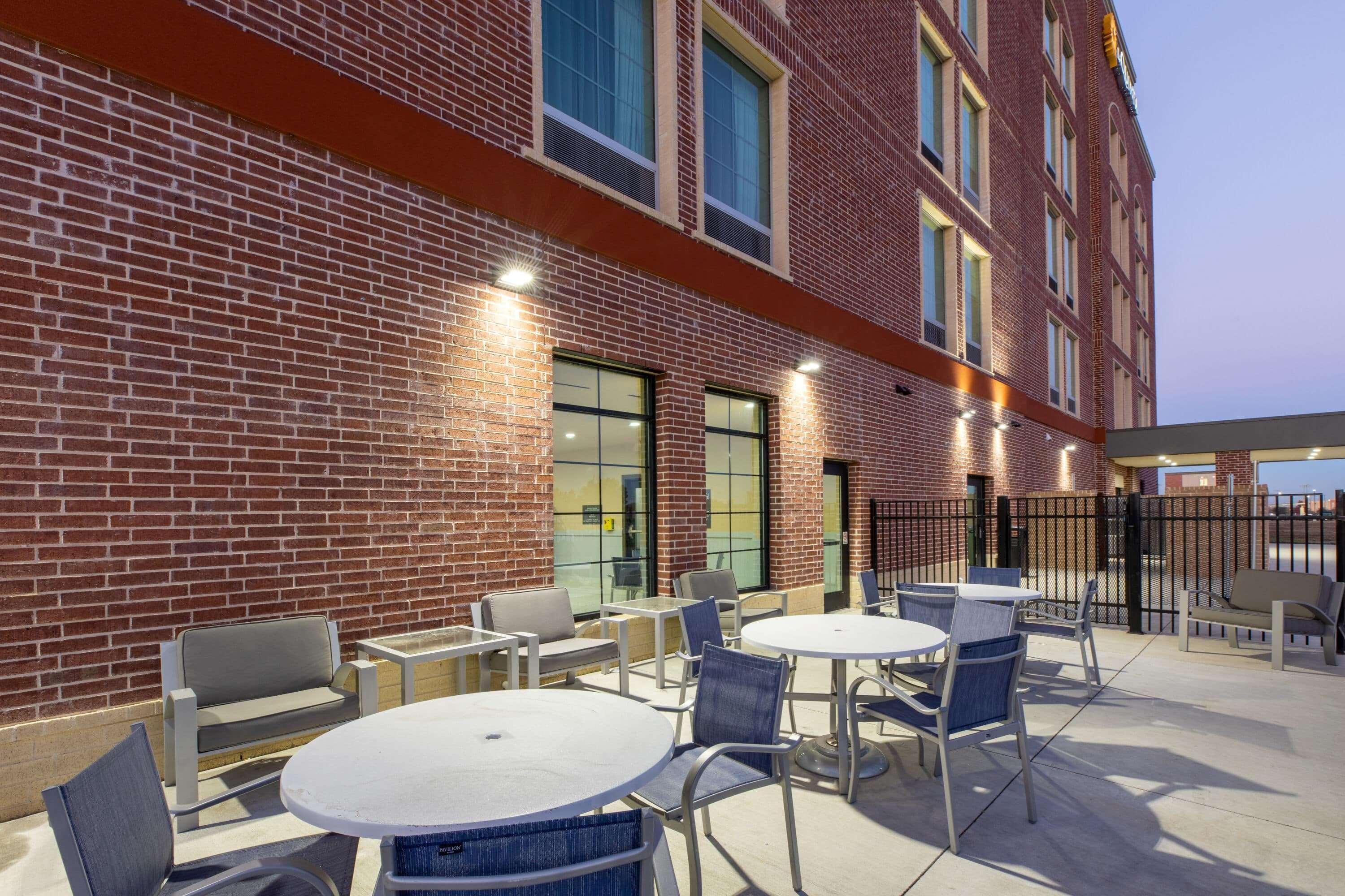 La Quinta Inn & Suites By Wyndham Dallas - Frisco Stadium Exterior photo